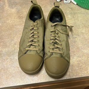 Army green men’s sneaker
